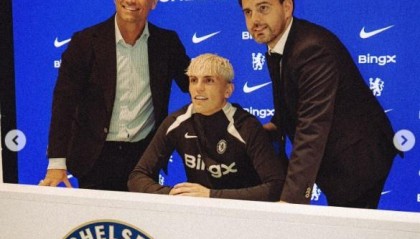 志得意满，笑得开心！加纳乔社媒晒多张和切尔西签约相关照片